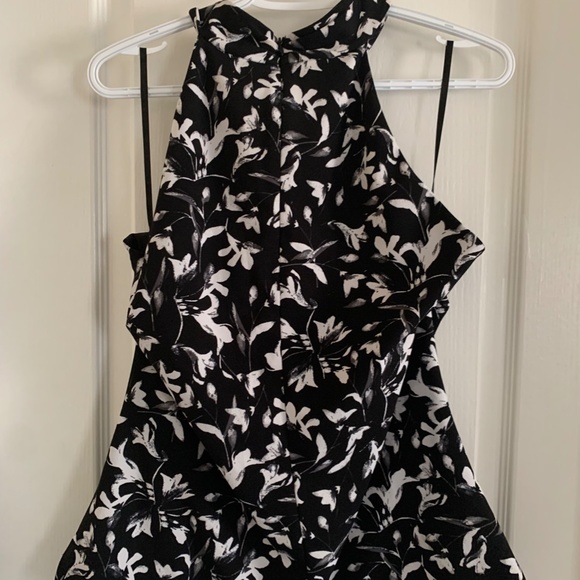 White House Black Market Black & White Twist-Front Keyhole Halter Top — XL - Picture 3 of 6